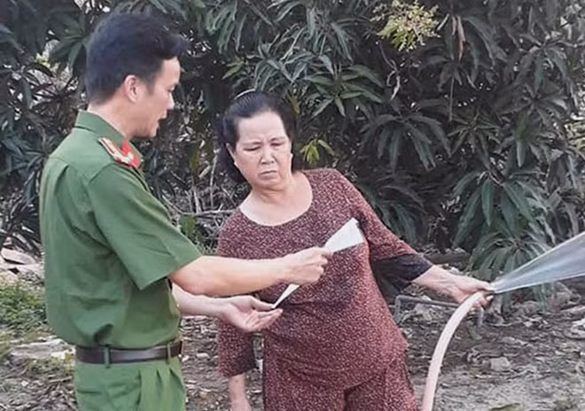 Công an phát tờ rơi truy bắt Tuấn vùng giáp ranh