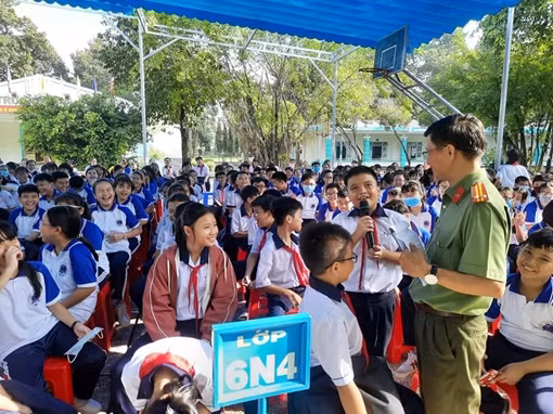 Sẽ in số điện thoại đường dây nóng phòng chống bạo lực lên bìa vở học sinh ảnh 2