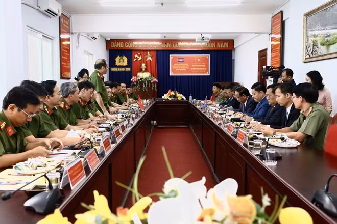 Đại tá Trần Thành Hưng phát biểu tại buổi làm việc
