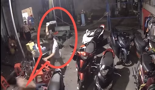 Nghi hàng xóm nói xấu, vác dao chém 2 người thương tích