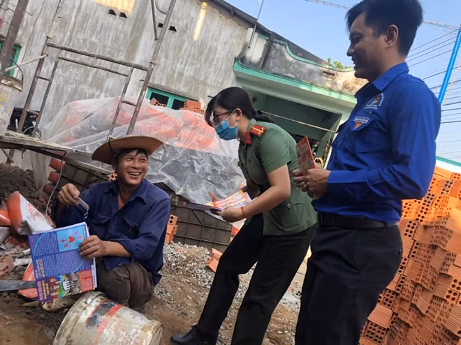 Từ đầu tháng 3-2020, Công an Bình Dương tích cực ra quân tuyên truyền nâng cao ý thức phòng chống dịch COVID-19 cho người dân