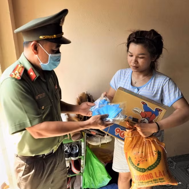 Công an ân cần tặng quà tận tay công nhân