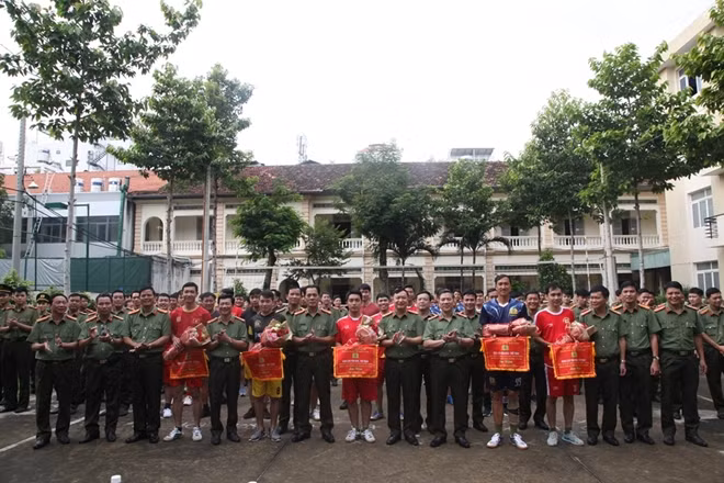 Đại tá Phạm Văn Hùng, Phó Tư lệnh Bộ Tư lệnh Cảnh vệ tặng hoa, cờ lưu niệm chúc mừng các đội thi đấu bóng chuyền