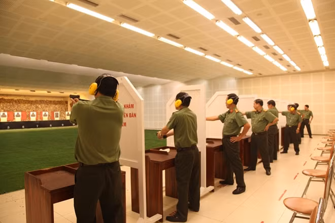 Các vận động viên thi đấu bắn súng, kéo co