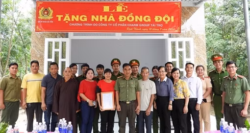 Trao nhà đồng đội cho gia đình có hoàn cảnh khó khăn