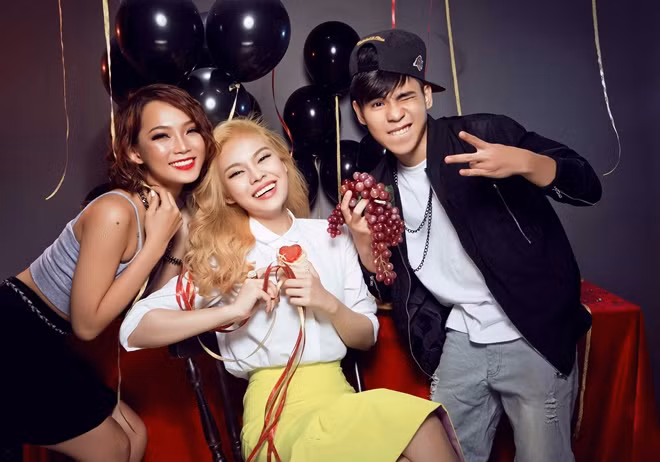 Giang Hồng Ngọc được coi là gương mặt thành công trong suốt hơn một năm qua với hai giải vàng tại các cuộc thi ca hát như X Factor và The Remix. Cô cũng được đánh giá là giọng hát nội lực ngày càng trưởng thành và quyến rũ.