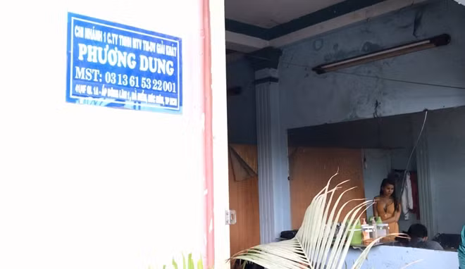 Bên ngoài là Chi nhánh 1 công ty TNHH MTV DV-TM giải khát Phương Dung nhưng thực tế hoạt động kích dục cho khách