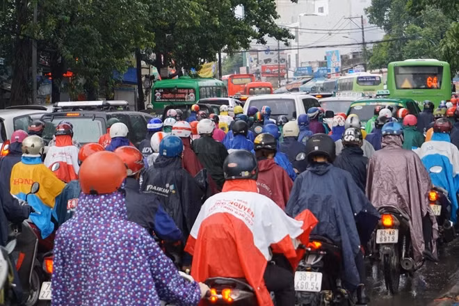 Kẹt xe hàng giờ đồng hồ khiến nhiều người phải trễ giờ làm, một số người phải nghỉ làm