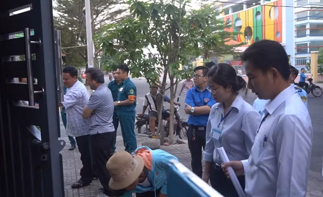 Bà Dung nhắc nhở những người dân vi phạm lấn chiếm vỉa hè từ sáng sớm