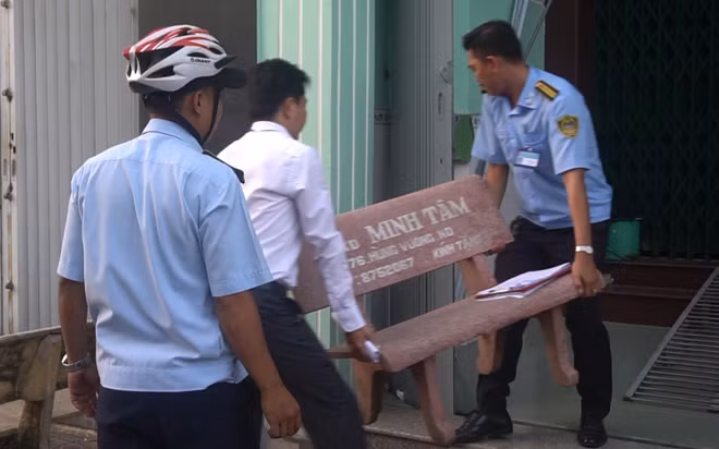 Những vật dụng của người dân vi phạm lấn chiếm vỉa hè được bà Dung nhắc nhở và di dời vào nhà giúp người dân