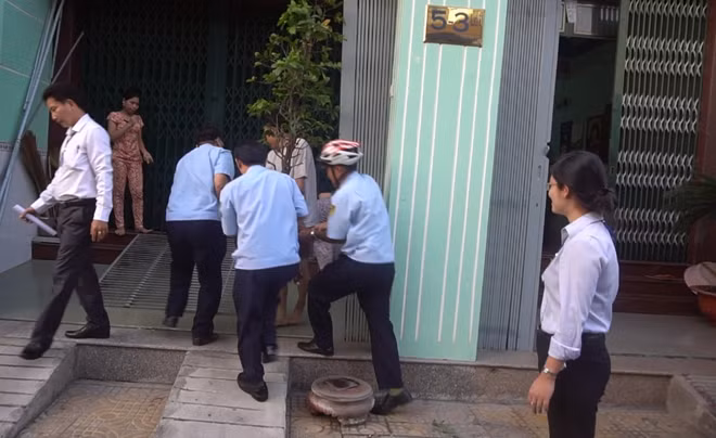 Di dời chậu cây kiểng của người dân vào nhà vì lấn chiếm vỉa hè