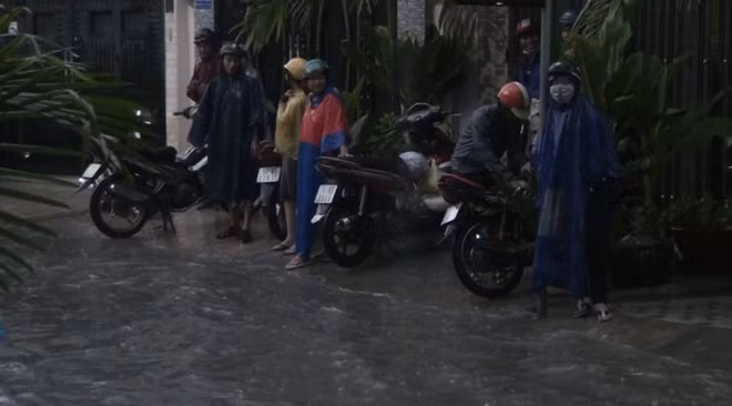 Một số người phải đợi nước rút mới di chuyển được.