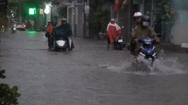 Do mưa ngập sâu, nhiều phương tiện bị chết máy phải dẫn bộ.