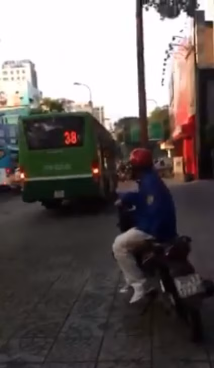 Chiếc xe buýt ngang nhiên chạy trên vỉa hè