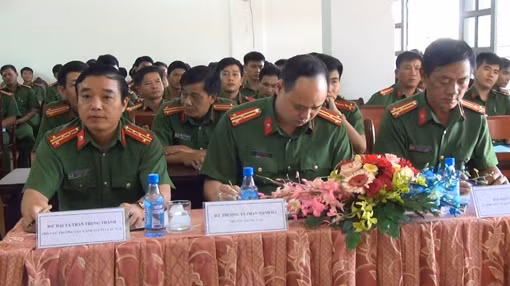 "Khi tôi lao xuống biển, vợ tôi hô: Ngoài kia còn có người nữa" ảnh 9