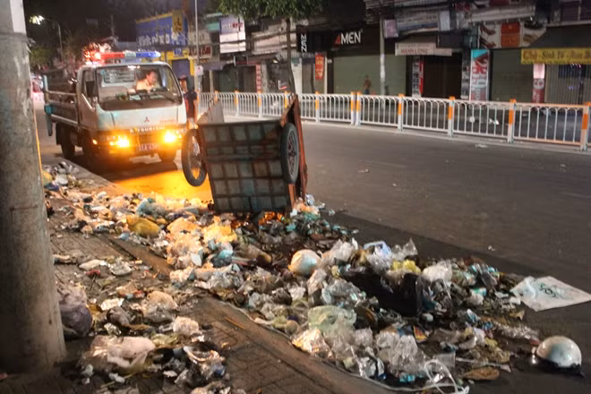 Lực lượng chức năng có mặt tại hiện trường giải quyết vụ việc