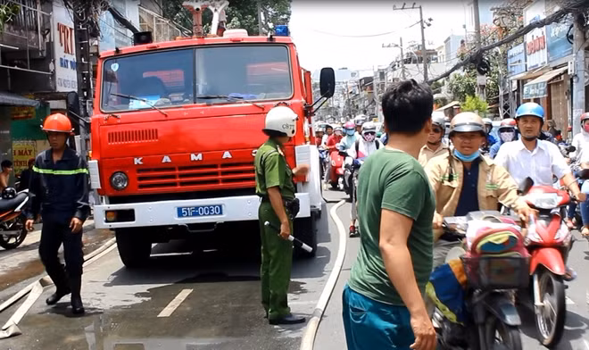 Lực lượng Cảnh sát PCCC triển khai công tác dập tắt đám cháy
