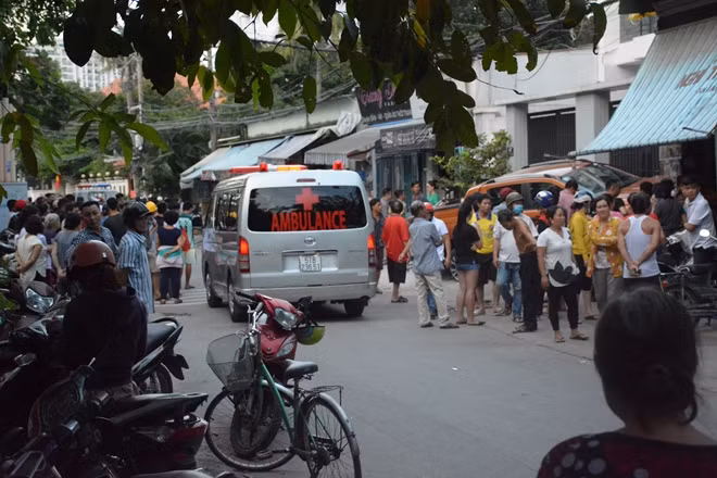 Xe cấp cứu được điều động đưa thi thể người phụ nữ về nhà xác