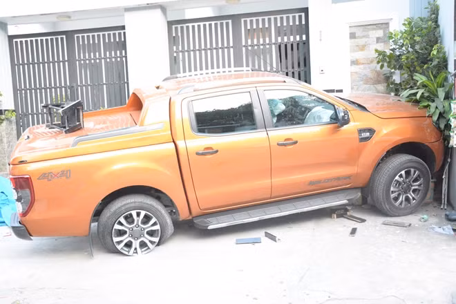 Chiếc xe bán tải bị nổ lốp tại hiện trường
