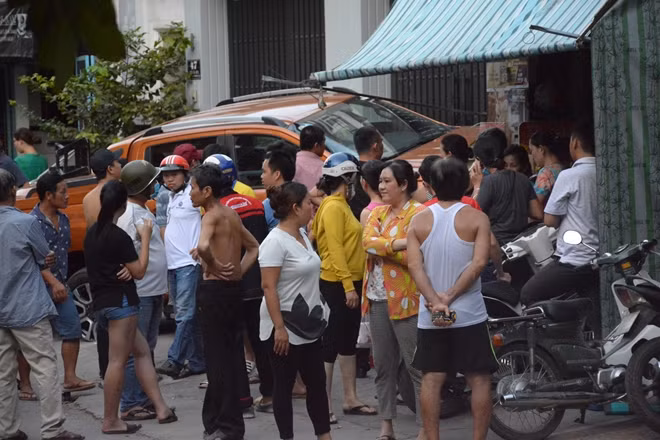 Nhiều người dân hiếu kỳ theo dõi vụ việc