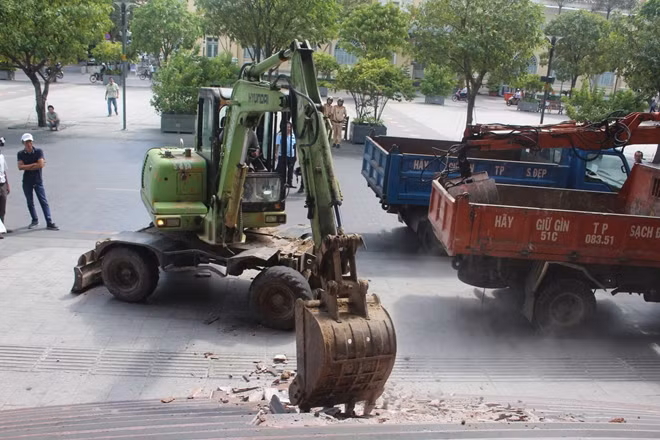 Phá bỏ bậc tam cấp lấn chiếm vỉa hè