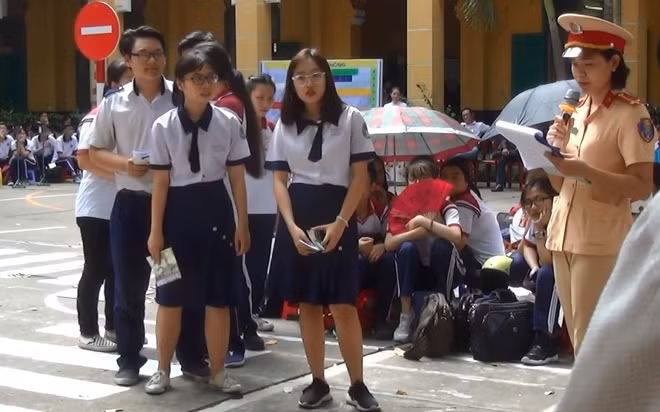 Học sinh trả lời câu hỏi về luật giao thông