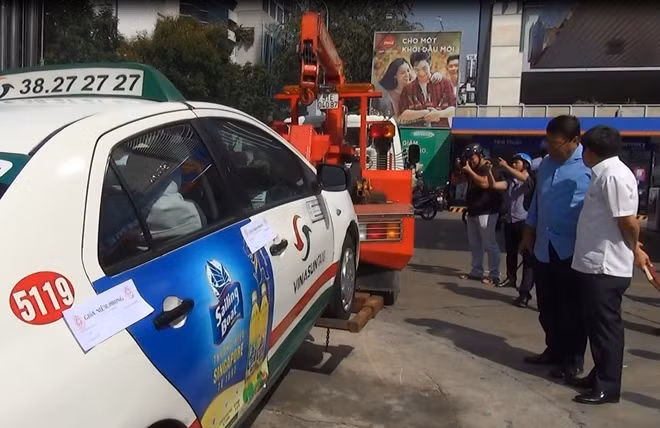 Lập biên bản, đưa xe taxi vi phạm dừng, đỗ trên vỉa hè về trụ sở để xử lý
