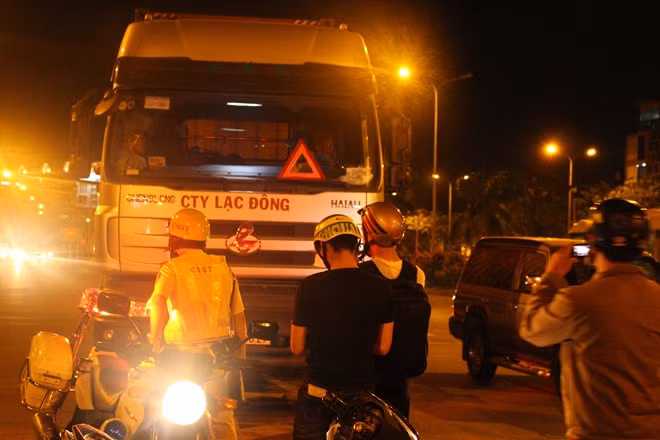 Lực lượng CSGT xử lý xe vi phạm dừng, đỗ không đúng quy định