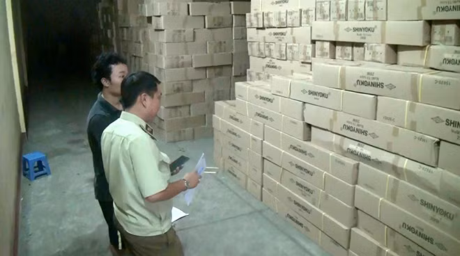 Cơ quan chức năng tiến hành lập biên bản xử lý số bóng đèn led không chứng từ hóa đơn