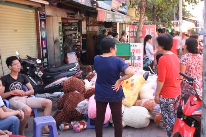 Nhiều người giúp cửa hàng chuyển gấu bông ra ngoài tránh cháy lan