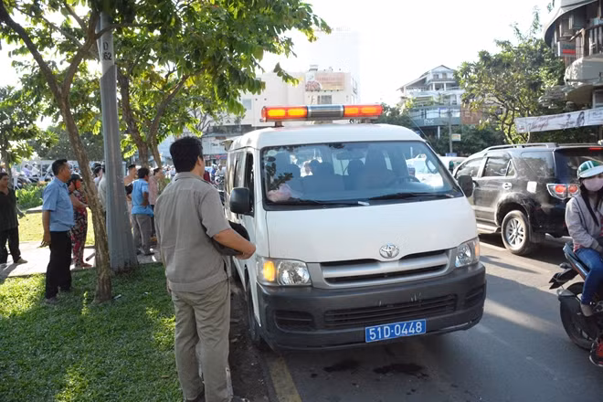 Xe cứu thương đưa thi thể người đàn ông về nhà xác để phục vụ điều tra
