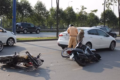 Nữ tài xế lạc tay lái, 3 xe máy gặp nạn trên đại lộ Mai Chí Thọ