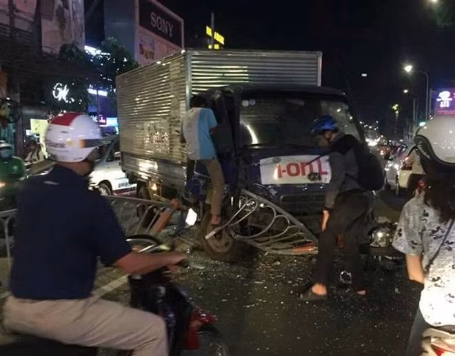 Phần đầu xe tải hư hỏng nặng