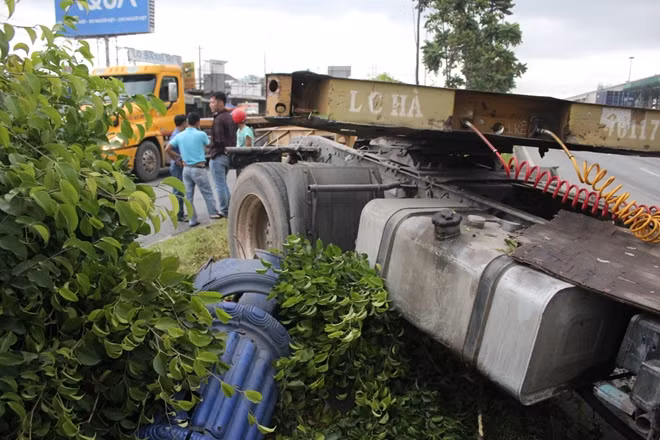 Trụ cột đèn bị gãy sau cú tông của xe đầu kéo