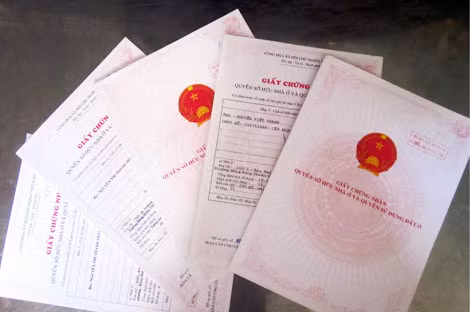 Làm giả giấy tờ nhà, đất rồi đem chuyển nhượng là chiêu lừa phổ biến hiện nay. Làm giả giấy tờ nhà, đất rồi đem chuyển nhượng là chiêu lừa phổ biến hiện nay.