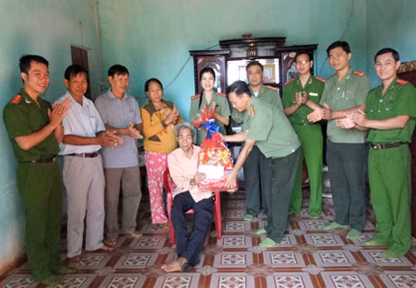 Các đồng chí Công an hưu trí xúc động nhận quà tết từ đoàn viên, thanh niên.