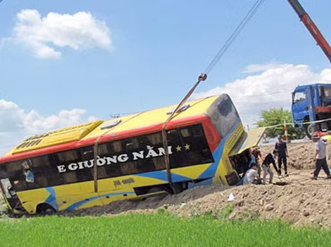 Hiện trường vụ xe ô tô khách lao xuống ruộng ở Ninh Thuận.
