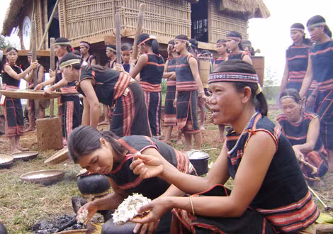 Mùa lễ hội ở Tây Nguyên là nét văn hóa đặc sắc làm say đắm du khách.