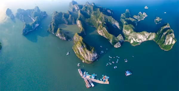 Vịnh Hạ Long nhìn từ trên cao (Ảnh: Tuấn Phạm).
