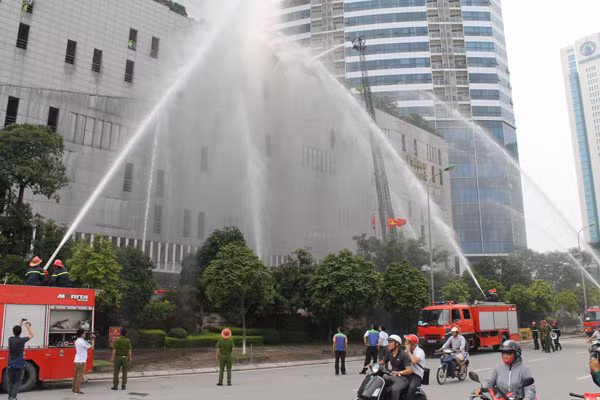 Nhiều phương tiện được huy động để dập tắt đám cháy. Nhiều phương tiện được huy động để dập tắt đám cháy.