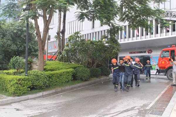 Các nạn nhân bị mắc kẹt trong đám cháy nhanh chóng được đưa ra ngoài. Các nạn nhân bị mắc kẹt trong đám cháy nhanh chóng được đưa ra ngoài.