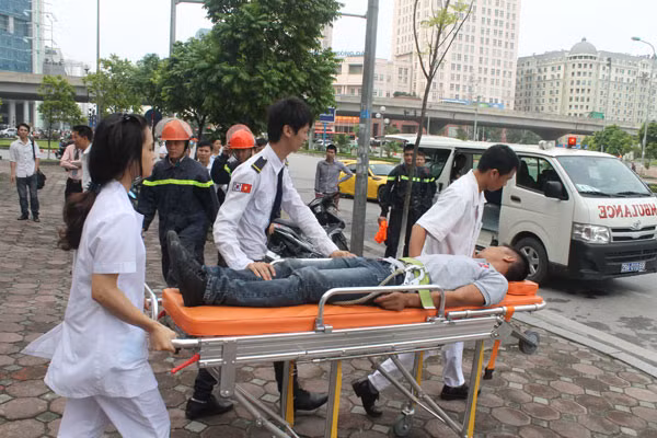 Lực lượng y tế sơ cứu ban đầu cho các nạn nhân. Lực lượng y tế sơ cứu ban đầu cho các nạn nhân.