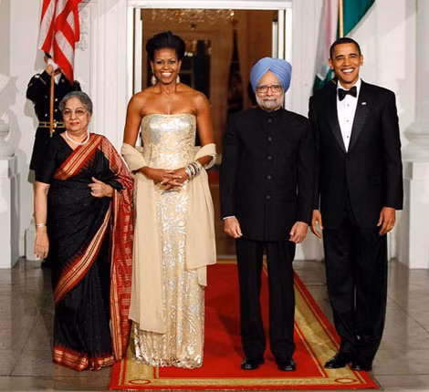 Michelle Obama mặc trang phục của nhà thiết kế Ấn Độ Naeem Khan để dự dạ tiệc với Thủ tướng Ấn Độ Manmohan Singh năm 2009.