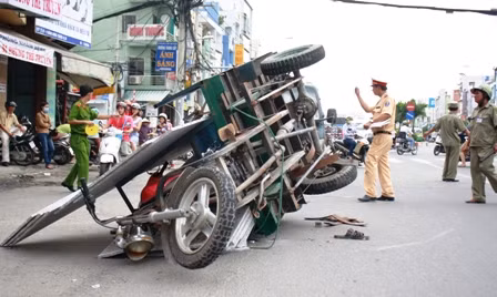 Xe ba gác chở hàng cồng kềnh gây mất an toàn giao thông