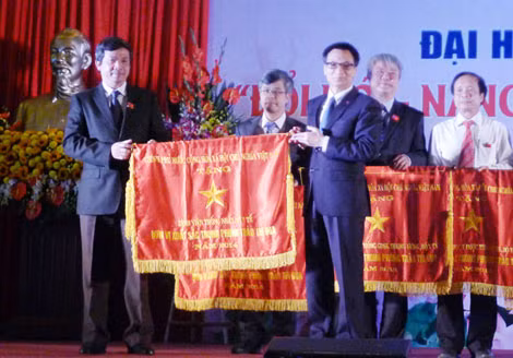 Phó Thủ tướng Vũ Đức Đam trao cờ thi đua cho các đơn vị xuất sắc.