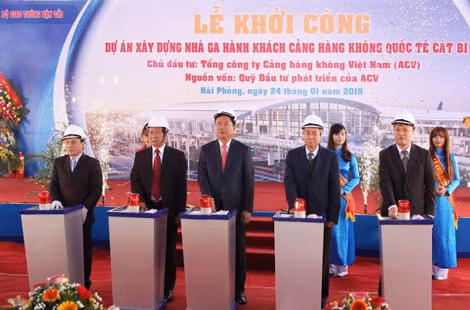 Các đại biểu nhấn nút khởi công.