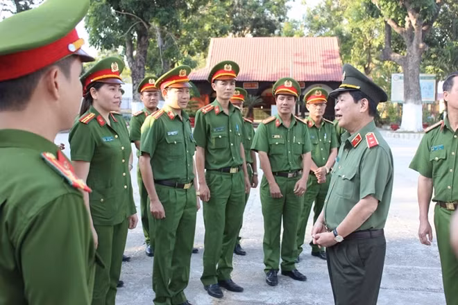 Thứ trưởng Nguyễn Văn Sơn trò chuyện với CBCS của Phân trại 3.