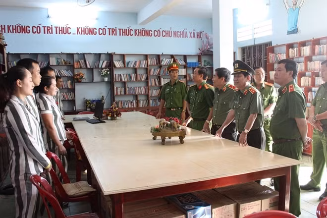 Thứ trưởng Nguyễn Văn Sơn động viên một số phạm nhân.