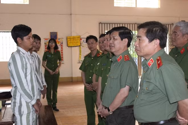 Thứ trưởng Nguyễn Văn Sơn hỏi chuyện một phạm nhân.