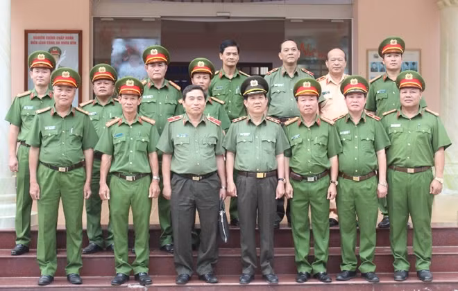 Thứ trưởng Nguyễn Văn Sơn và đoàn công tác chụp hình lưu niệm với CBCS của Trại giam An Phước.